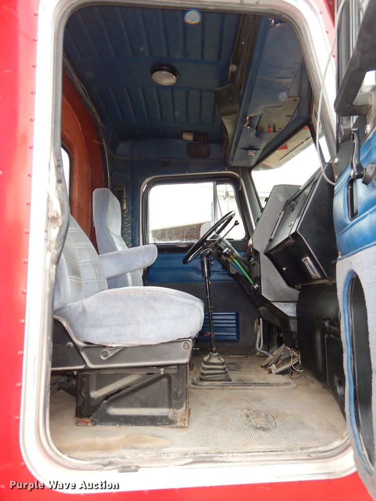 image for item DH4274 1999 Peterbilt 378 semi truck