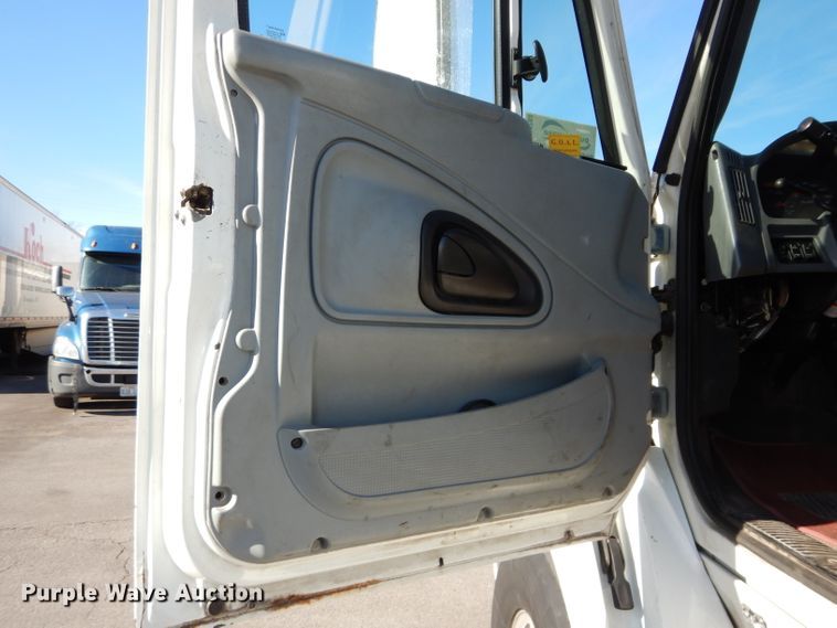 image for item DH4283 2007 International 8600 semi truck