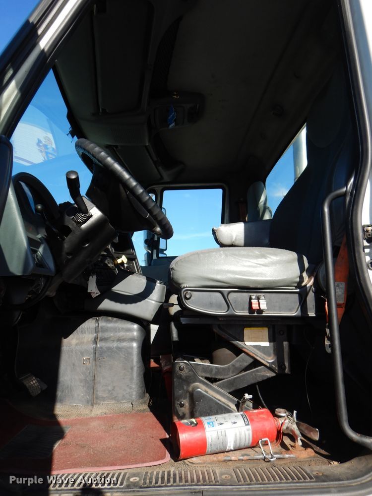 image for item DH4283 2007 International 8600 semi truck