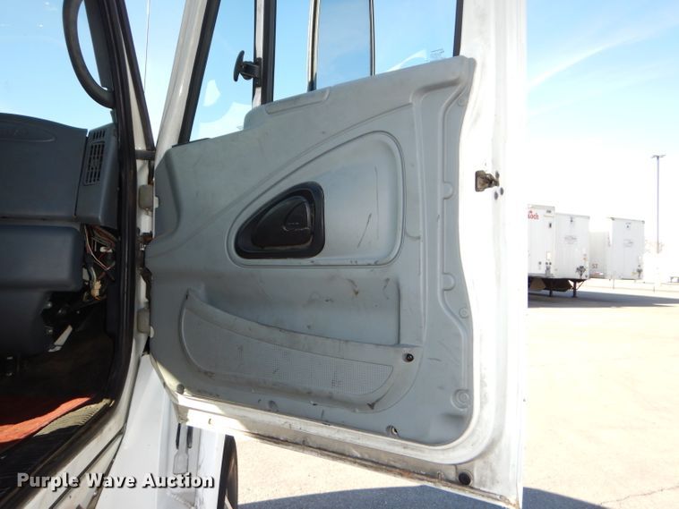 image for item DH4283 2007 International 8600 semi truck