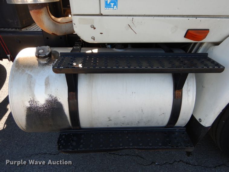 image for item DH4283 2007 International 8600 semi truck