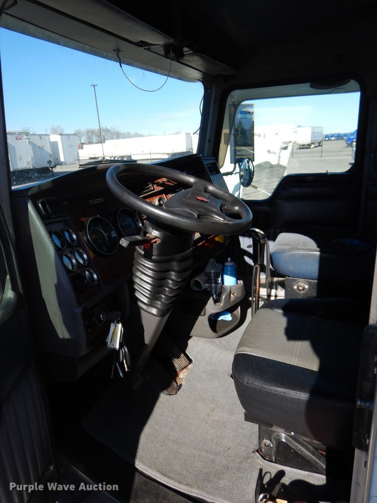 image for item DH4285 2003 Kenworth T800 semi truck