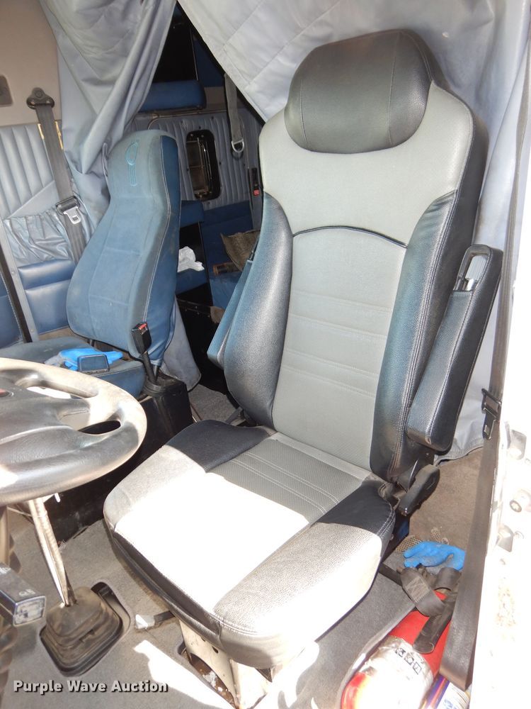 image for item DH4285 2003 Kenworth T800 semi truck