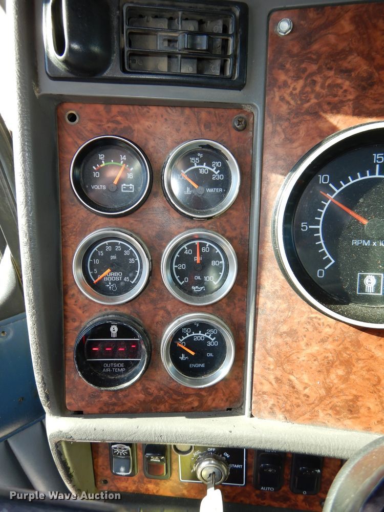 image for item DH4285 2003 Kenworth T800 semi truck