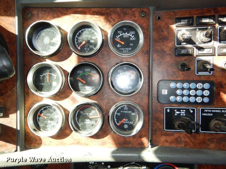 image for item DH4285 2003 Kenworth T800 semi truck