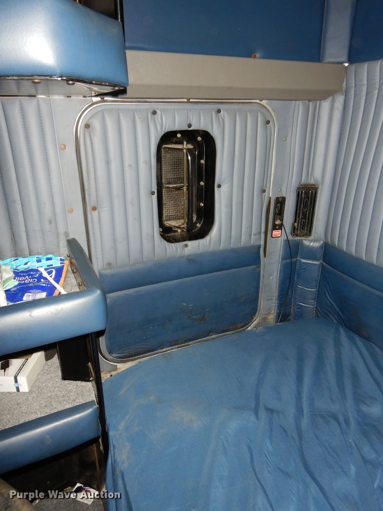 image for item DH4285 2003 Kenworth T800 semi truck