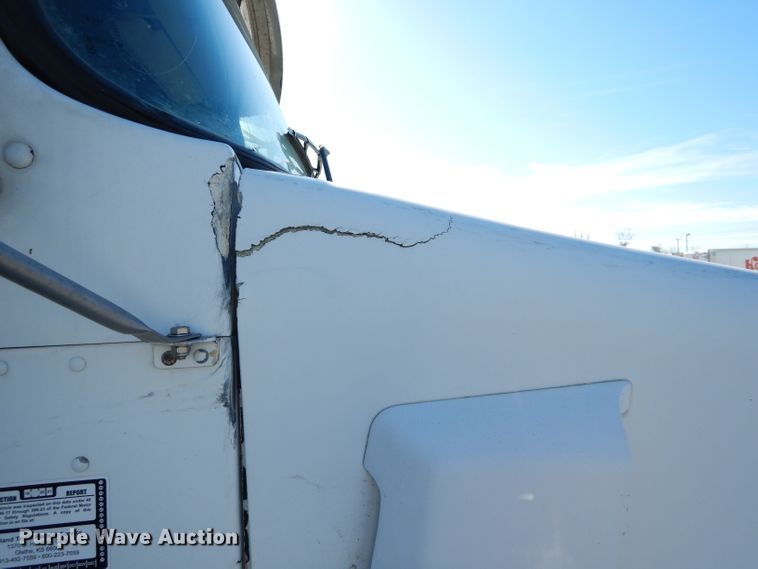 image for item DH4285 2003 Kenworth T800 semi truck