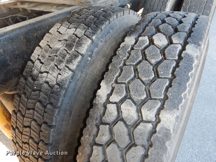 image for item DH4285 2003 Kenworth T800 semi truck