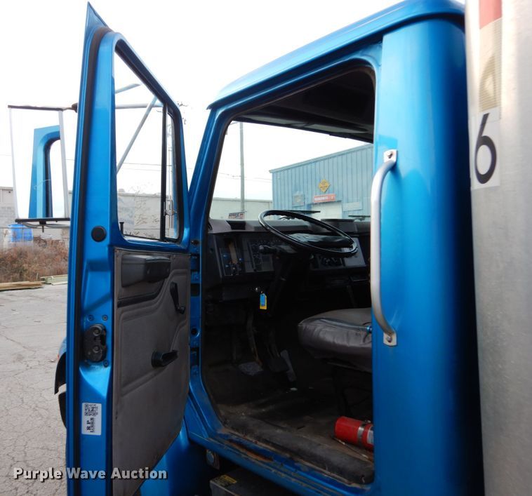 image for item DH5017 1998 International 4700 box truck