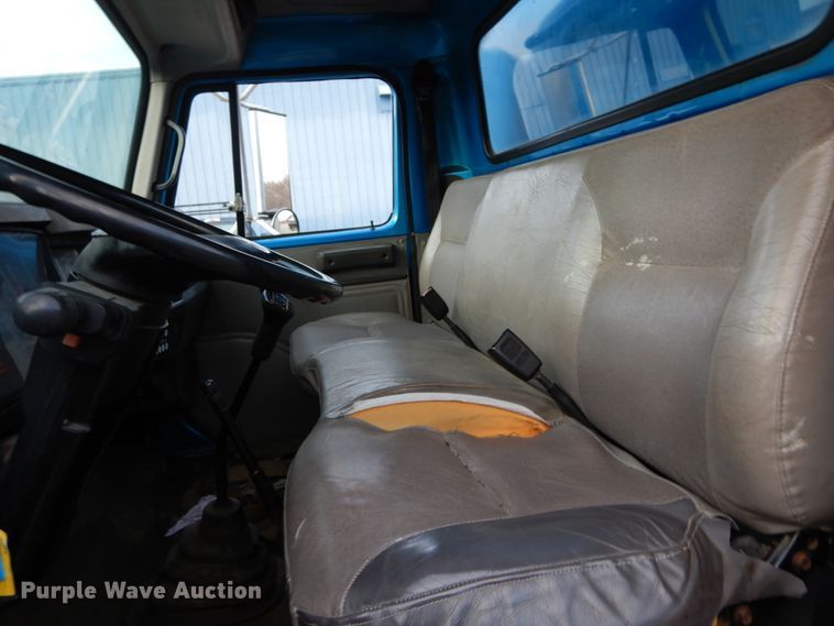 image for item DH5017 1998 International 4700 box truck