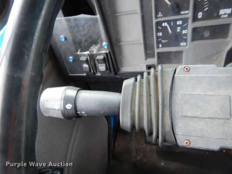 image for item DH5017 1998 International 4700 box truck