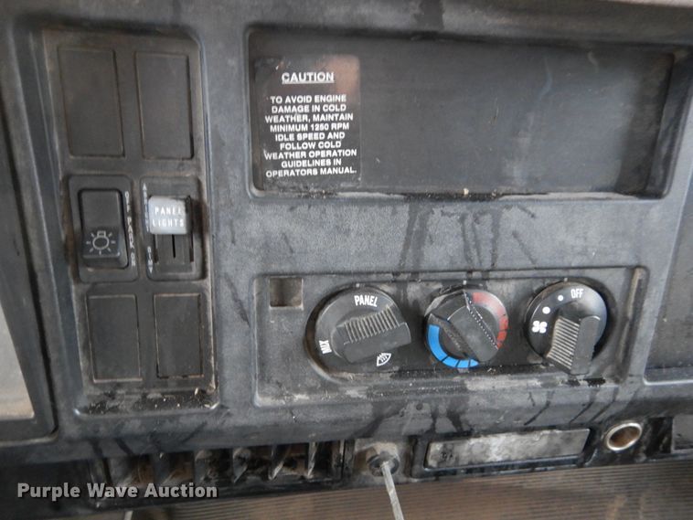 image for item DH5017 1998 International 4700 box truck