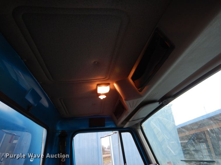 image for item DH5017 1998 International 4700 box truck