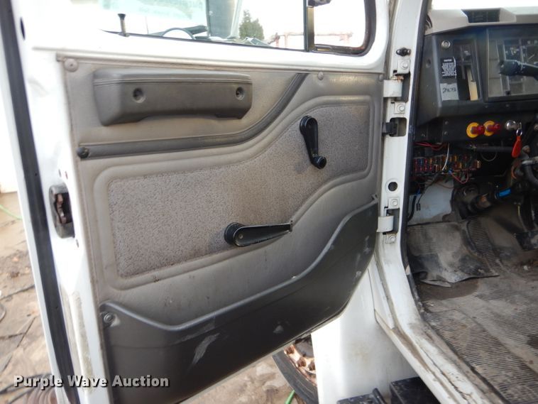 image for item DH6856 2001 International 4700 box truck