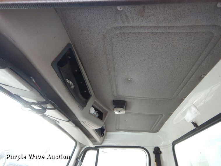 image for item DH6856 2001 International 4700 box truck