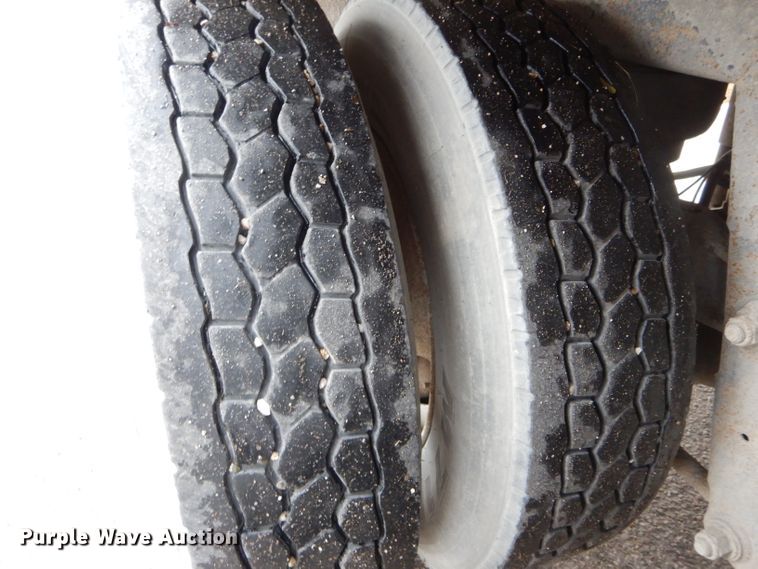 image for item DH6873 2005 Wabash dry van trailer