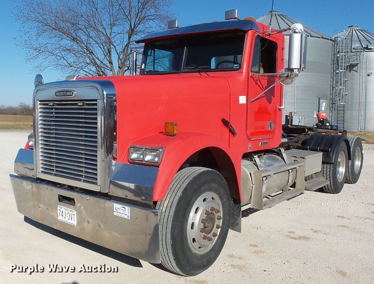 image for item DH7820 2000 Freightliner Classic semi truck