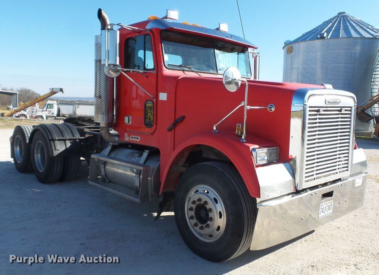 image for item DH7820 2000 Freightliner Classic semi truck