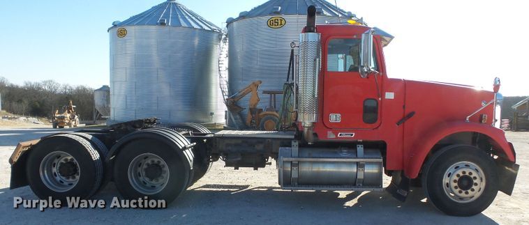 image for item DH7820 2000 Freightliner Classic semi truck