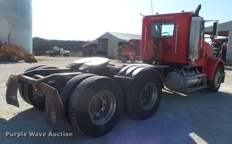 image for item DH7820 2000 Freightliner Classic semi truck