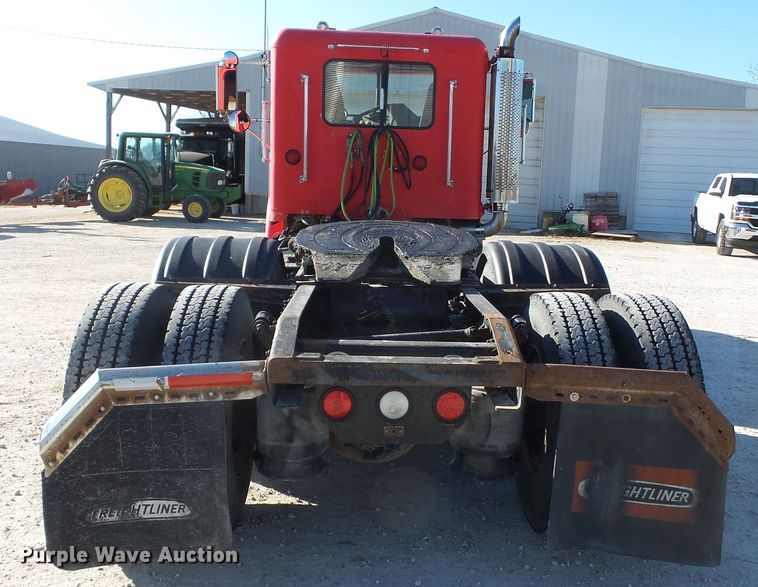 image for item DH7820 2000 Freightliner Classic semi truck