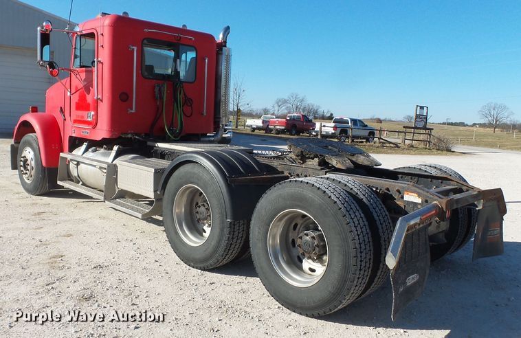 image for item DH7820 2000 Freightliner Classic semi truck