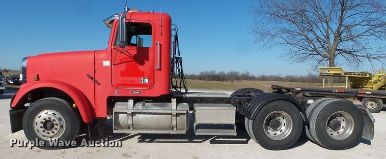 image for item DH7820 2000 Freightliner Classic semi truck