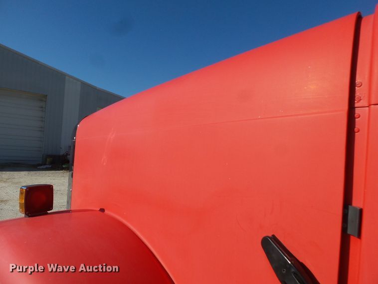 image for item DH7820 2000 Freightliner Classic semi truck