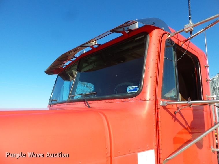 image for item DH7820 2000 Freightliner Classic semi truck