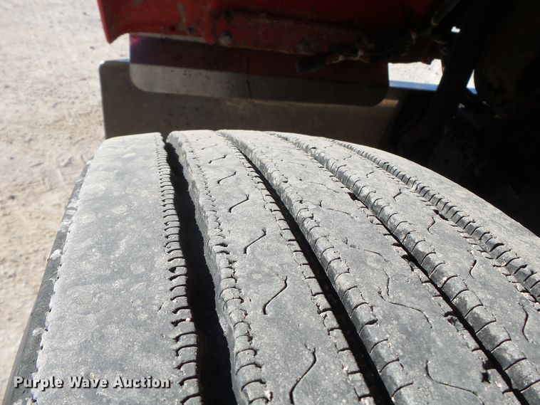 image for item DH7820 2000 Freightliner Classic semi truck