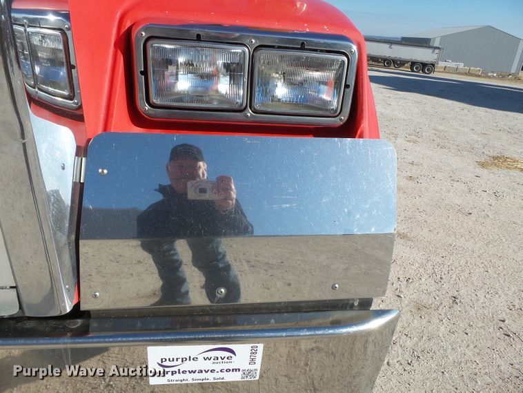 image for item DH7820 2000 Freightliner Classic semi truck