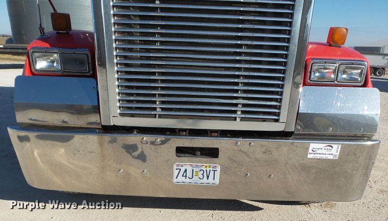 image for item DH7820 2000 Freightliner Classic semi truck