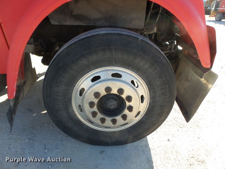 image for item DH7820 2000 Freightliner Classic semi truck