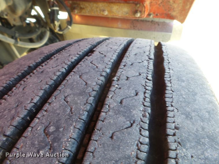 image for item DH7820 2000 Freightliner Classic semi truck