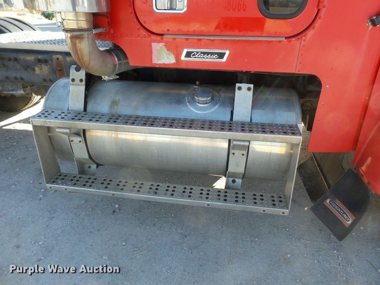 image for item DH7820 2000 Freightliner Classic semi truck