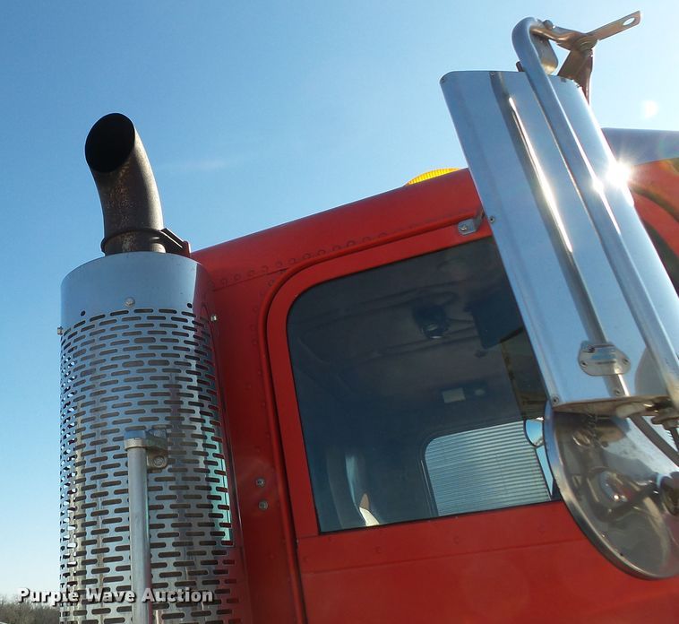 image for item DH7820 2000 Freightliner Classic semi truck