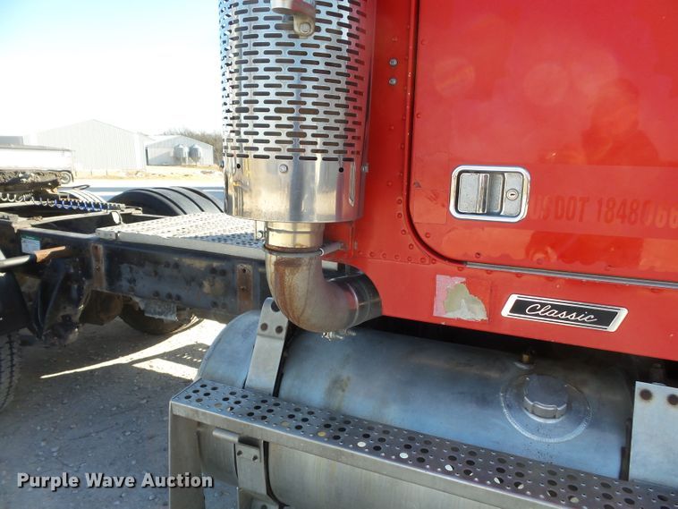 image for item DH7820 2000 Freightliner Classic semi truck