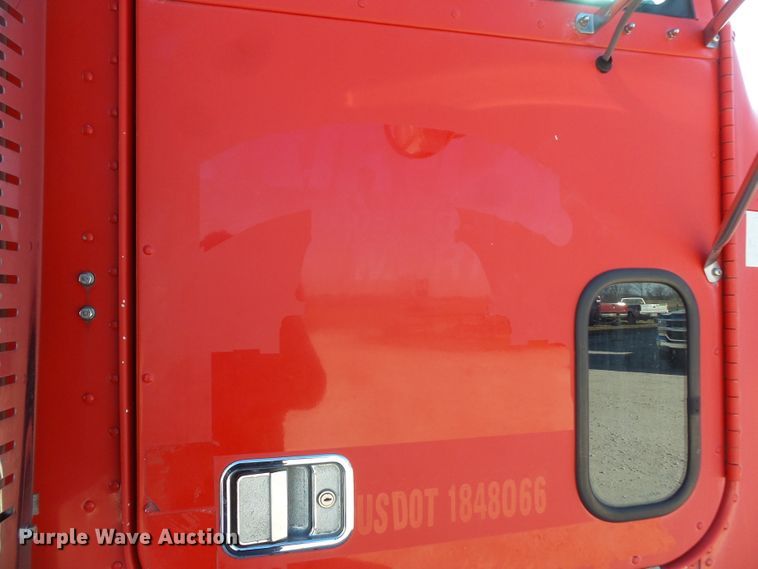 image for item DH7820 2000 Freightliner Classic semi truck