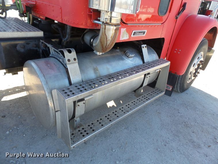 image for item DH7820 2000 Freightliner Classic semi truck