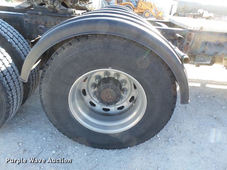 image for item DH7820 2000 Freightliner Classic semi truck