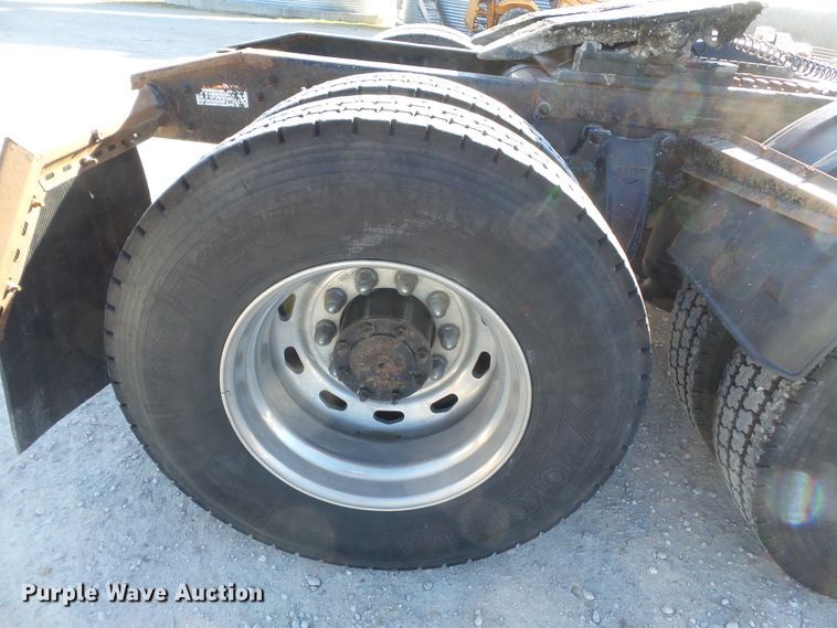 image for item DH7820 2000 Freightliner Classic semi truck