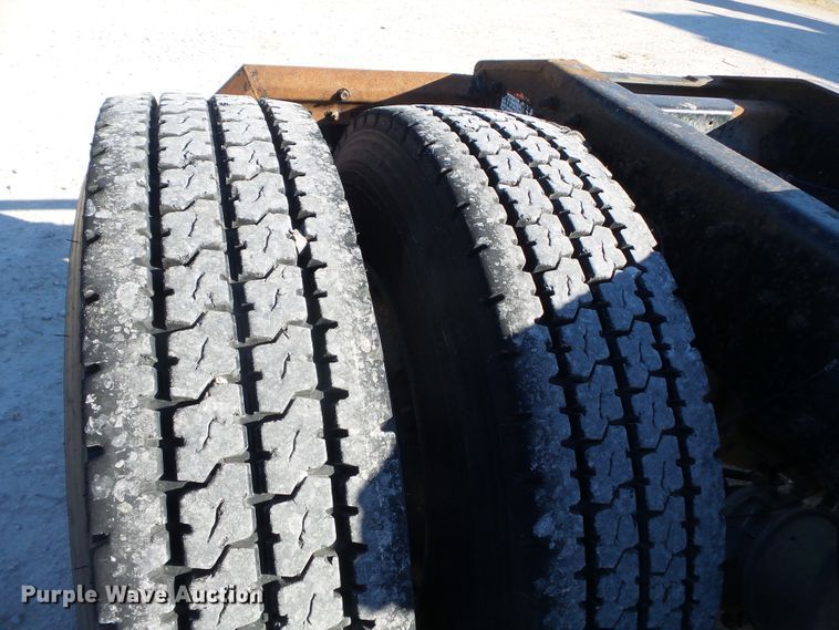 image for item DH7820 2000 Freightliner Classic semi truck