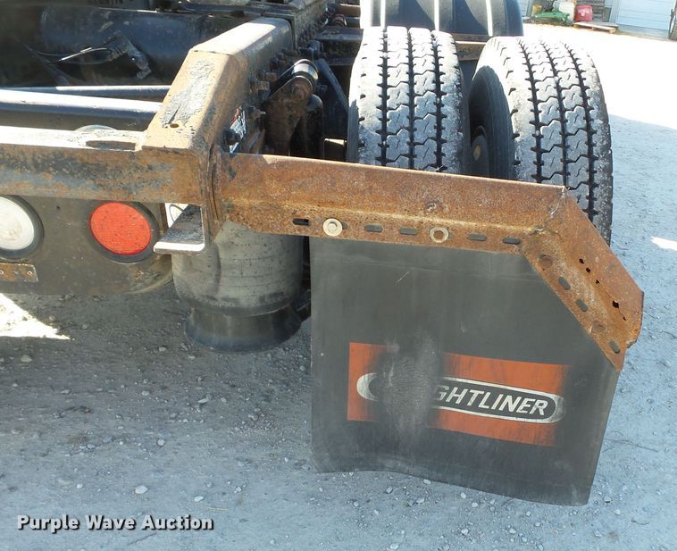 image for item DH7820 2000 Freightliner Classic semi truck