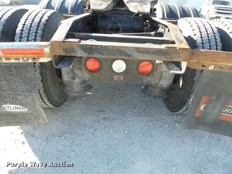 image for item DH7820 2000 Freightliner Classic semi truck