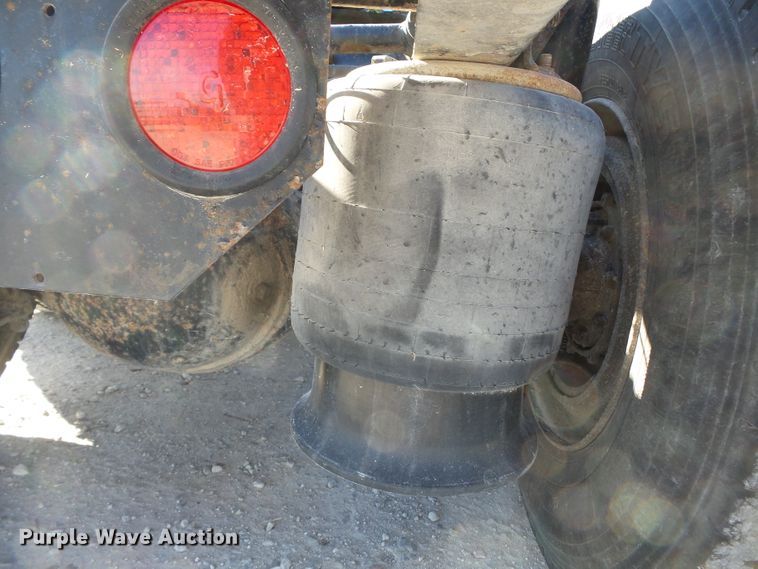 image for item DH7820 2000 Freightliner Classic semi truck