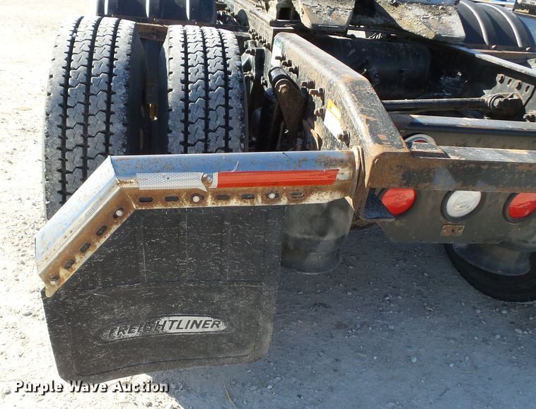 image for item DH7820 2000 Freightliner Classic semi truck