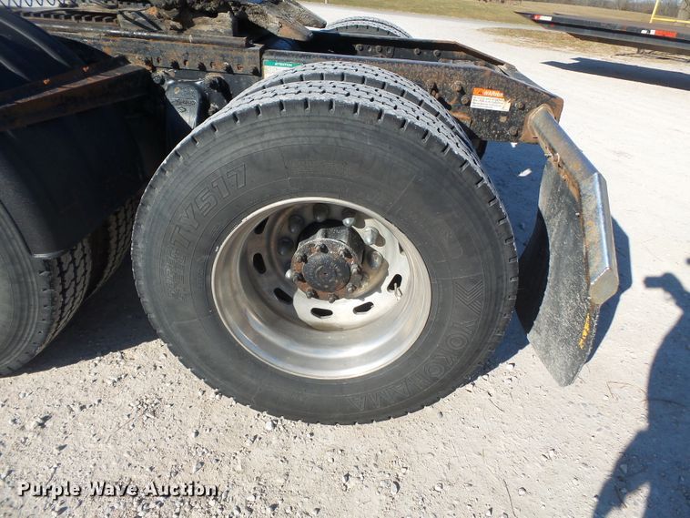 image for item DH7820 2000 Freightliner Classic semi truck