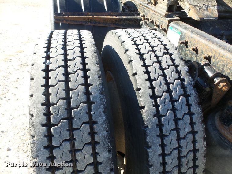 image for item DH7820 2000 Freightliner Classic semi truck