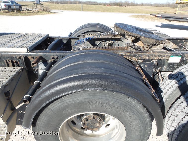 image for item DH7820 2000 Freightliner Classic semi truck