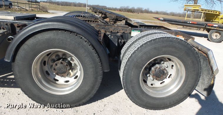 image for item DH7820 2000 Freightliner Classic semi truck